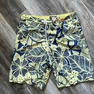 St. John’s Bay shorts men’s swim trunks, yellow and gray floral size medium
